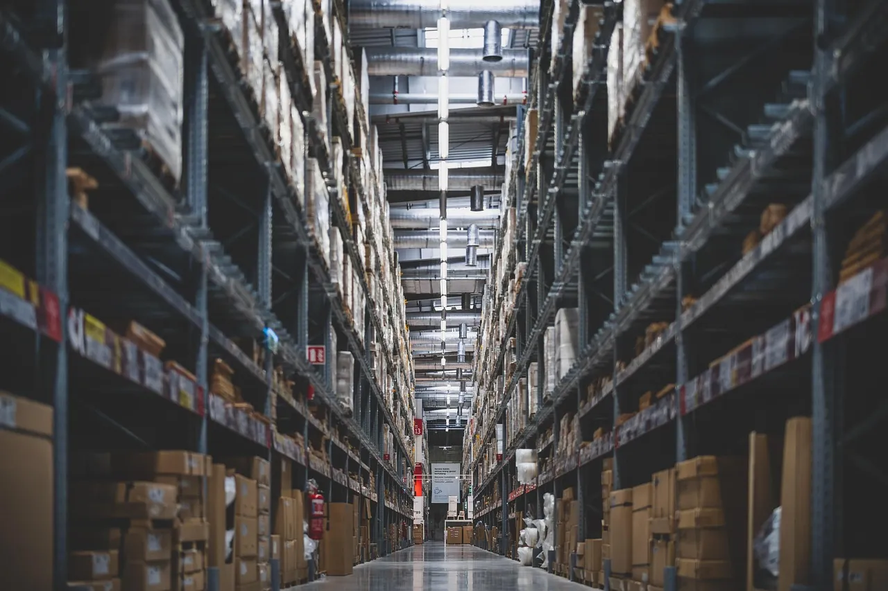 Comparing Real-Time Inventory Management Solutions: Traditional vs. AI Methods
